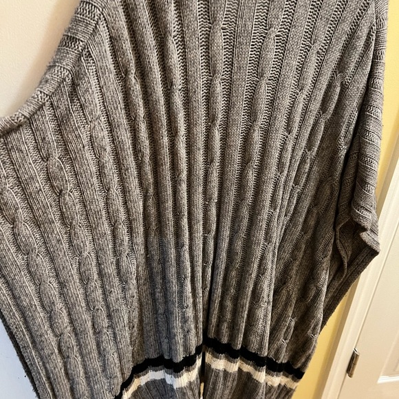 Ugg Poncho XS/S fits most - Picture 7 of 9